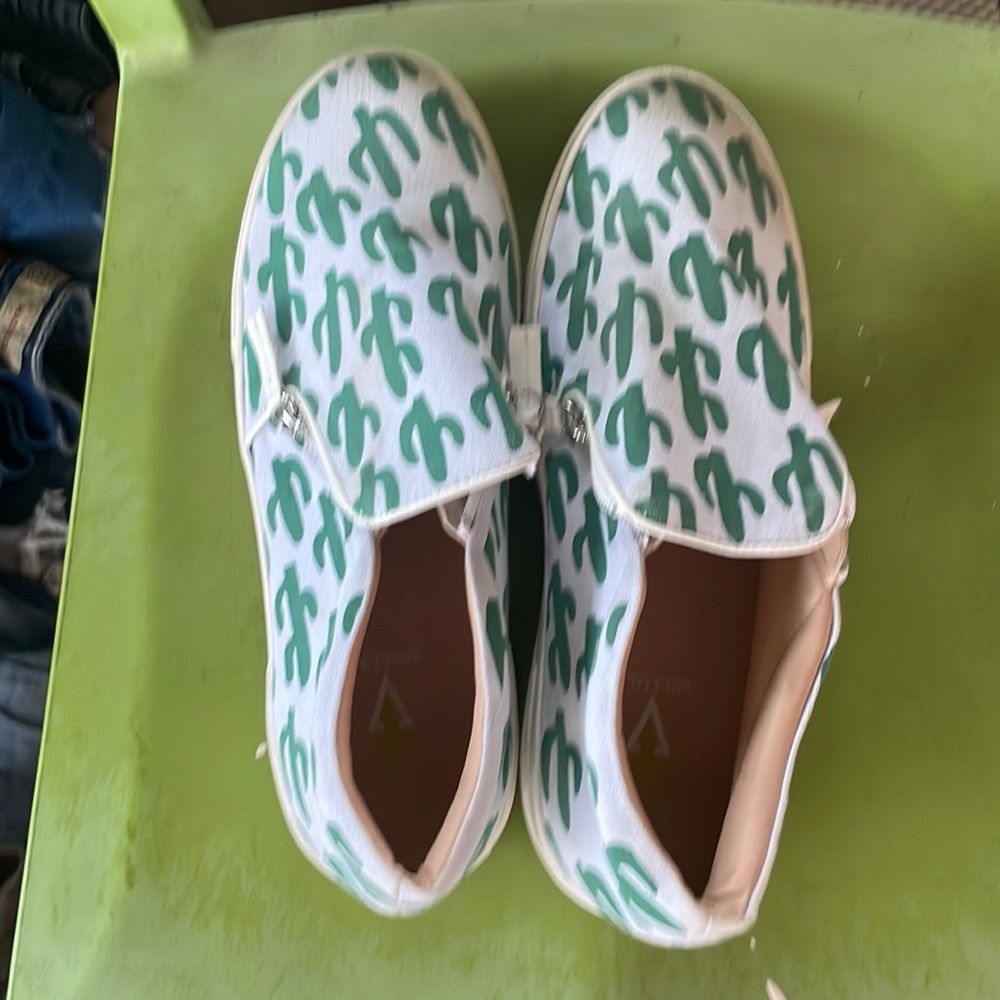 Volatile cactus slip ins - size 10 -barely worn
